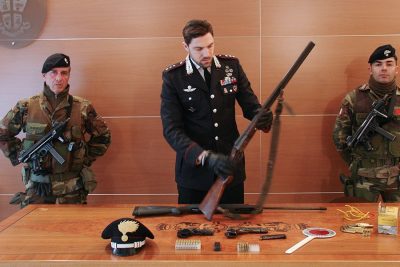 Il Capitano Alessio Falzone con l'arma sequestrata a Mamoiada