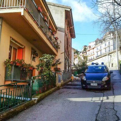 I Carabinieri davanti a casa del sindaco di Desulo Gigi Littarru