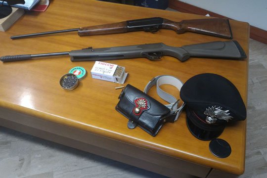 Nascondeva in casa e in auto fucili e cartucce: arrestato un giovane incensurato