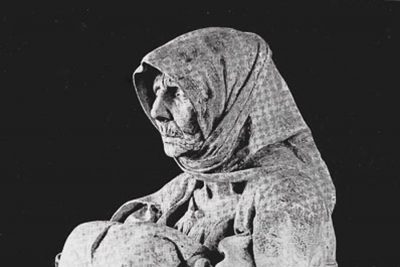 Un'immagine d'epoca della Madre dell'ucciso di Francesco Ciusa