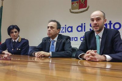 Mustaro col Questore Paolo Fassari e la dirigente Rosa Manzo (foto S.Meloni)