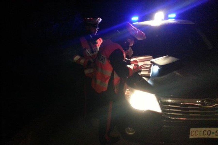 In curva perdono il controllo della Vespa e si schiantano contro un palo: 18enne in coma