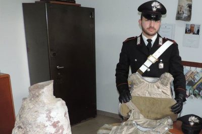 I giubbotti anti proiettile e l'anfora recuperati dai Carabinieri