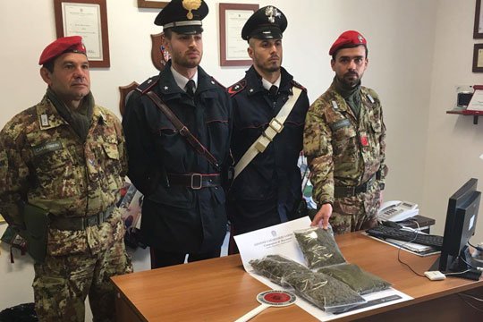 Pensionato di 63 anni “beccato” con quasi un chilo di marijuana, arrestato