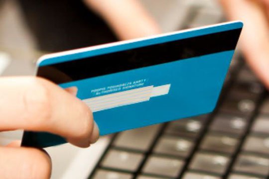 Raggira una casalinga e le ruba 600 euro da una prepagata: denunciata