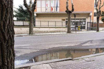 Liquami in via Veneto (foto Cronache Nuoresi)