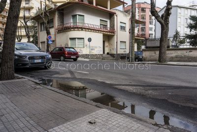 Liquami in via Veneto (foto Cronache Nuoresi)