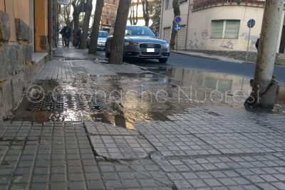 Liquami in via Veneto (foto Cronache Nuoresi)