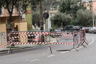 La voragine creatasi in via Mughina (foto S.Meloni)