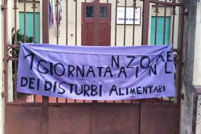Lo striscione sui cancelli della Direzione ASL di Nuoro di Nuoro (foto S.Novellu)