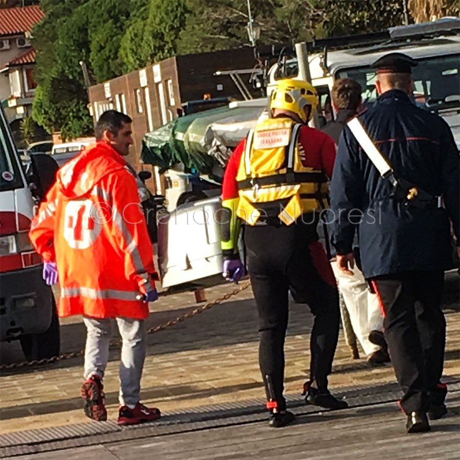 Donna trovata morta in spiaggia vicino a una scogliera