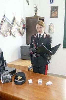 Il Carabiniere con la merce sequestrata
