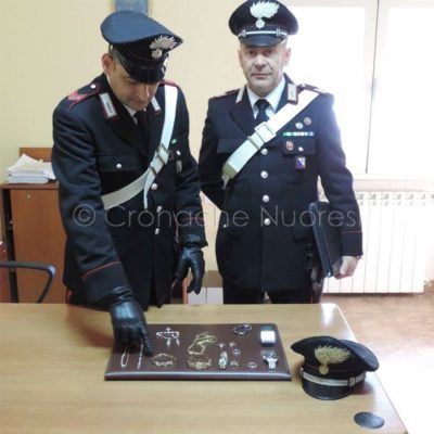 I Carabinieri con la refurtiva recuperata