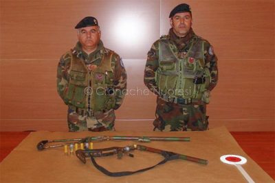 I Carabinieri con le armi sequestrate