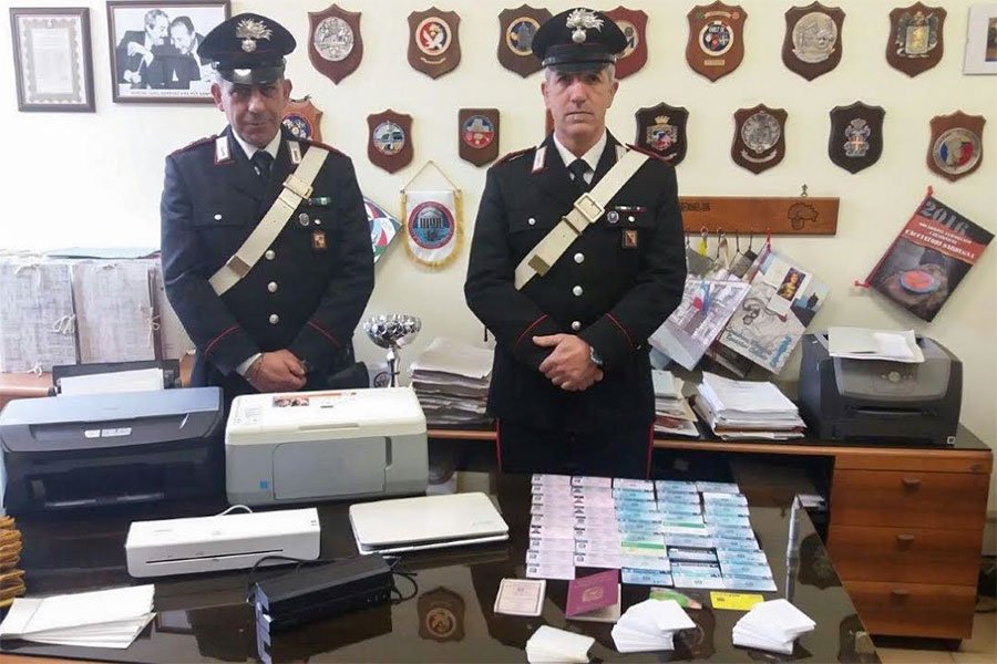 Giovani falsari in azione, tentano di attivare delle carte post pay  ma vengono sorpresi
