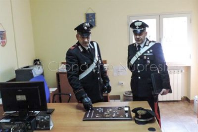 I Carabinieri con la refurtiva recuperata
