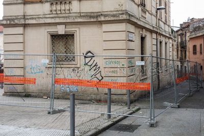 Nuoro, transenne alla Ex Banca d'Italia (foto S.Novellu)
