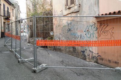 Nuoro, transenne alla Ex Banca d'Italia (foto Cronache Nuoresi)