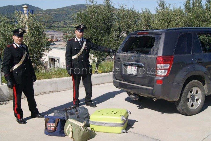 Donna in dolce attesa danneggia le auto dei turisti per rubarne i bagagli: arrestata