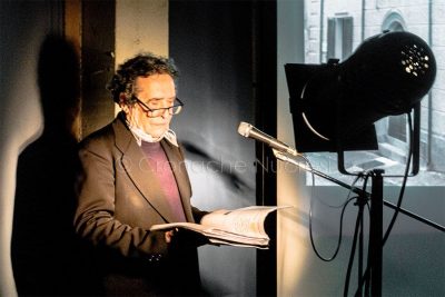 Gavino Poddighe legge Il Giorno del giudizio alla Satta (foto S.Meloni)