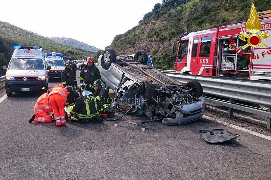 Contro mano sulla 131 DCN si schianta contro un’altra auto: quattro i feriti, uno grave