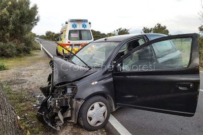 La Toyota Yaris dopo lo schianto contro l'albero
