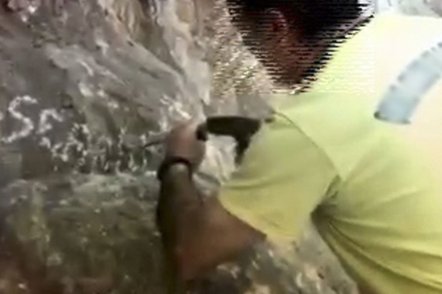 Incisioni sulle rocce e scorrazzata in Quad a Cala Luna: il Corpo Forestale denuncia due torinesi