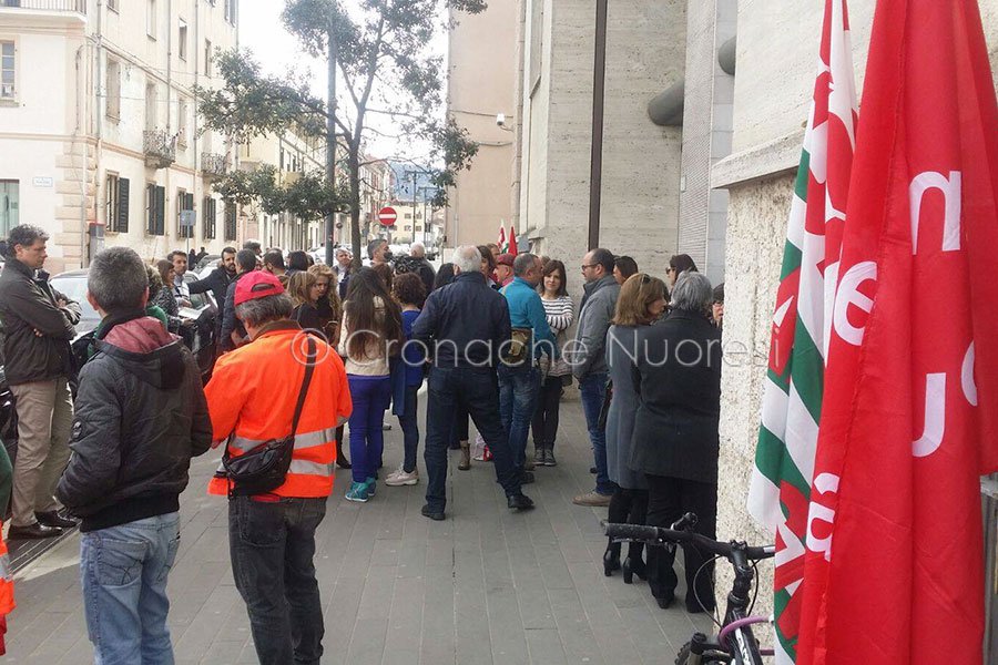 Dipendenti e sindacati in sit in davanti al palazzo dell’ex Provincia contro i tagli