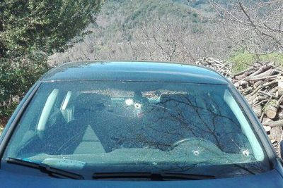 I fori degli spari nel parabrezza