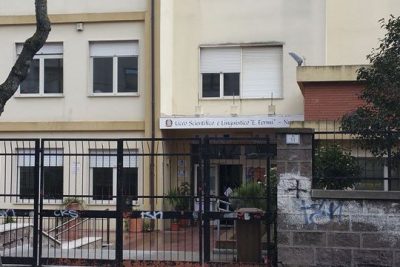 L'ingresso dell'Istituto del Liceo Fermi (©Foto Cronache Nuoresi)