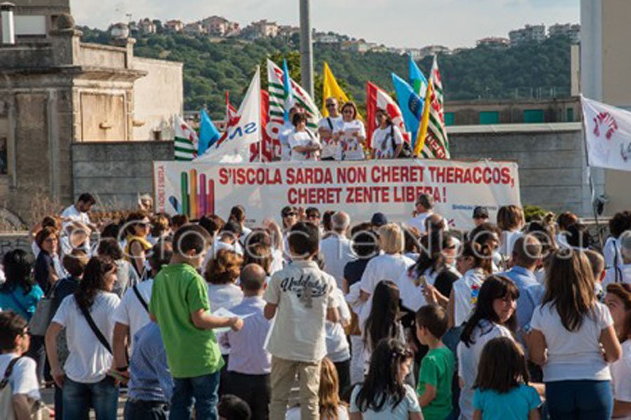 Buona Scuola. Dalla Calabria a Nuoro posta una foto dei familiari sui social contro il trasferimento forzato