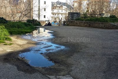 Nuoro, liquami fognari in un cortile condominiale sopra piazza Veneto (foto Cronache Nuoresi)