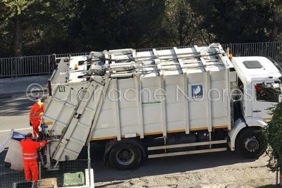 Raccolta spazzatura a Nuoro (© foto Cronache Nuoresi)