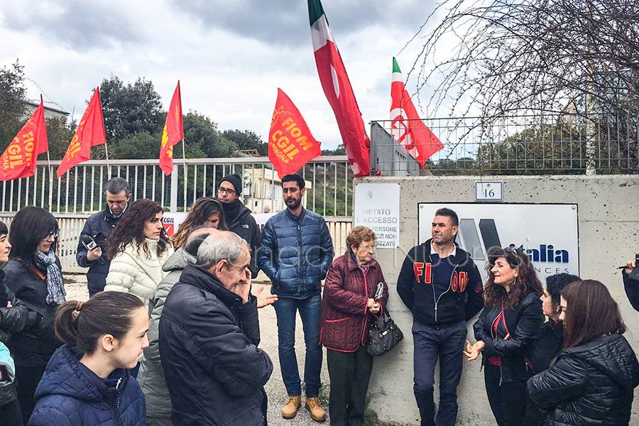 Sit in degli ex operai di Idea Motore:«i giapponesi non preleveranno i nostri macchinari»