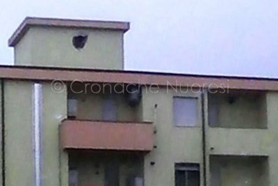 Lo squarcio provocato in facciata dal fulmine