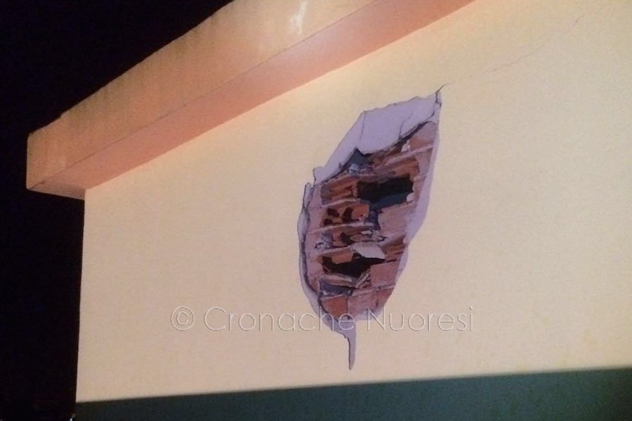 Notte di terrore a Nuoro: un fulmine si abbatte su un palazzo devastando la cabina dell’ascensore