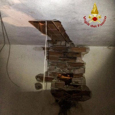 I danni provati dal fulmine sui muri del vano ascensore