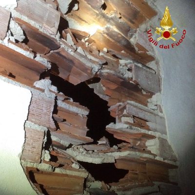 I danni provati dal fulmine sui muri del vano ascensore