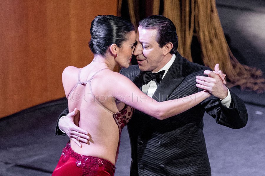 La sensualità del tango di Zotto seduce il pubblico nuorese all’Eliseo