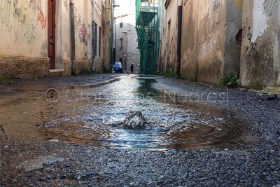 Nuoro, via Massimo D'Azeglio, perdita d'acqua (foto Cronache Nuoresi)