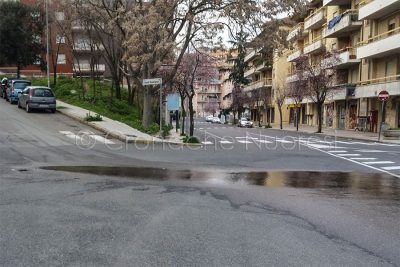 Nuoro, via Catte, perdita d'acqua (foto Cronache Nuoresi)