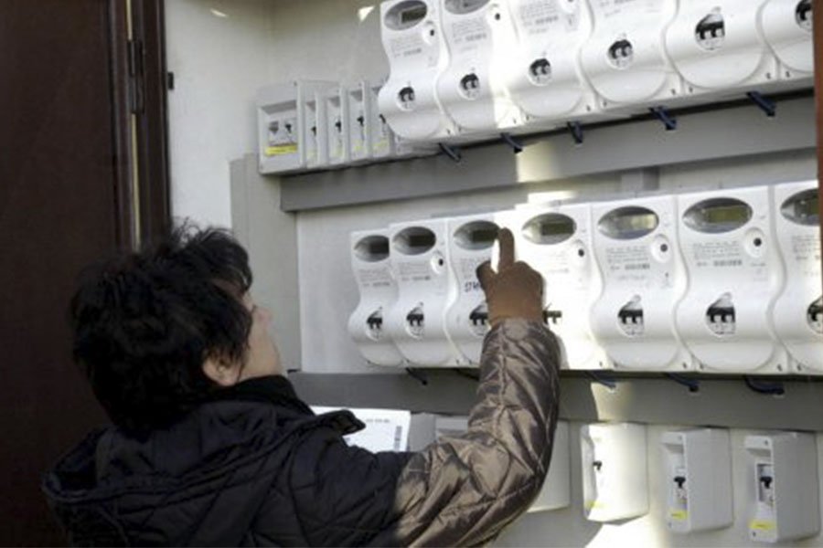 Usava identità diverse per farsi pagare la corrente elettrica: truffatrice seriale condannata a 4 mesi di carcere