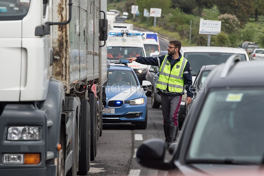 Tragedia sulla 131: 40enne travolto e ucciso da un camion mentre attraversa la strada
