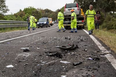 I rottami dei due mezzi coinvolti nello scontro (foto S.Novellu)