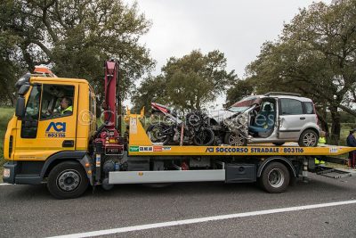 I rottami dei due mezzi coinvolti nello scontro (foto S.Novellu)