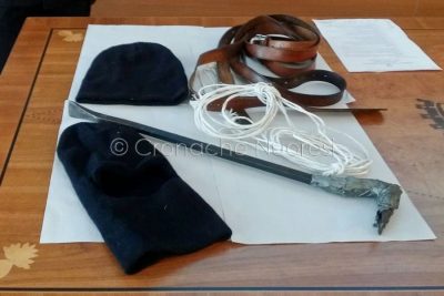 Una parte degli oggetti sequestrati ai tre rapinatori (foto Cronache Nuoresi)