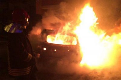 Un'auto in fiamme