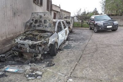 Le due auto date alle fiamme a Orotelli