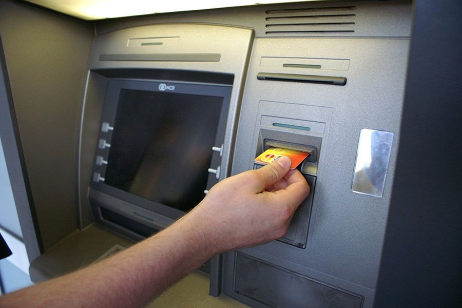 Rubano il bancomat a un’anziana e prelevano novemila euro: due donne nei guai