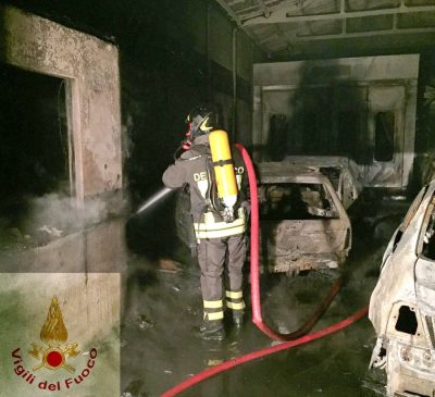 I Vigili del fuoco tra le auto bruciate